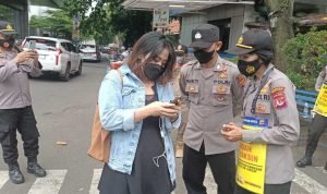 Polresta Bogor tengah memeriksa vaksin Covid-19 kepada masyarakat di seputar Kebun Raya Bogor, Sabtu 4 Desember 2021 (Foto: Beritasatu.com)