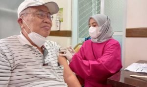 Seorang lansia menerima vaksinasi booster di Puskesmas Curug Mekar, Kota Bogor, Kamis, 13 Januari 2022. (Foto: Beritasatu.com)