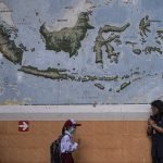 Siswa dan guru menerapkan jaga jarak dalam pembelajaran tatap muka. (Foto: Antara)