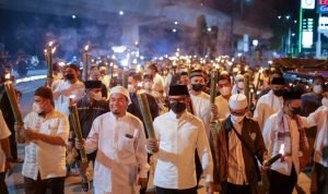 Wali Kota Bogor Bima Arya bersama warga menggelar Pawai Obor menyambut Ramadan, Sabtu, 2 April 2022 (Foto: Beritasatu.com/Vento Saudale)